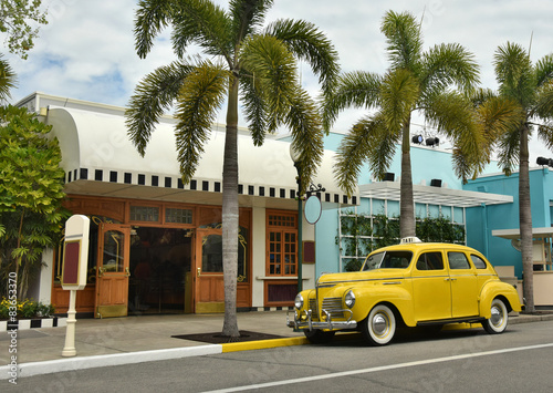 Canvas-taulu Old yellow cab