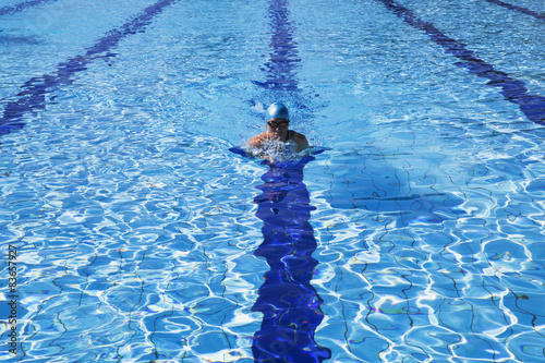 Freibad, Brust-Schwimmen, Schwimmerin, Pool, Bahnen © tunedin