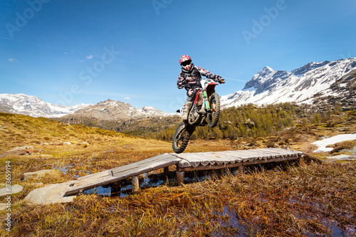 Fototapeta Naklejka Na Ścianę i Meble -  motocross in alta montagna