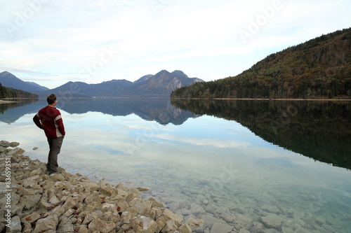 Mann am Ufer des Walchensees