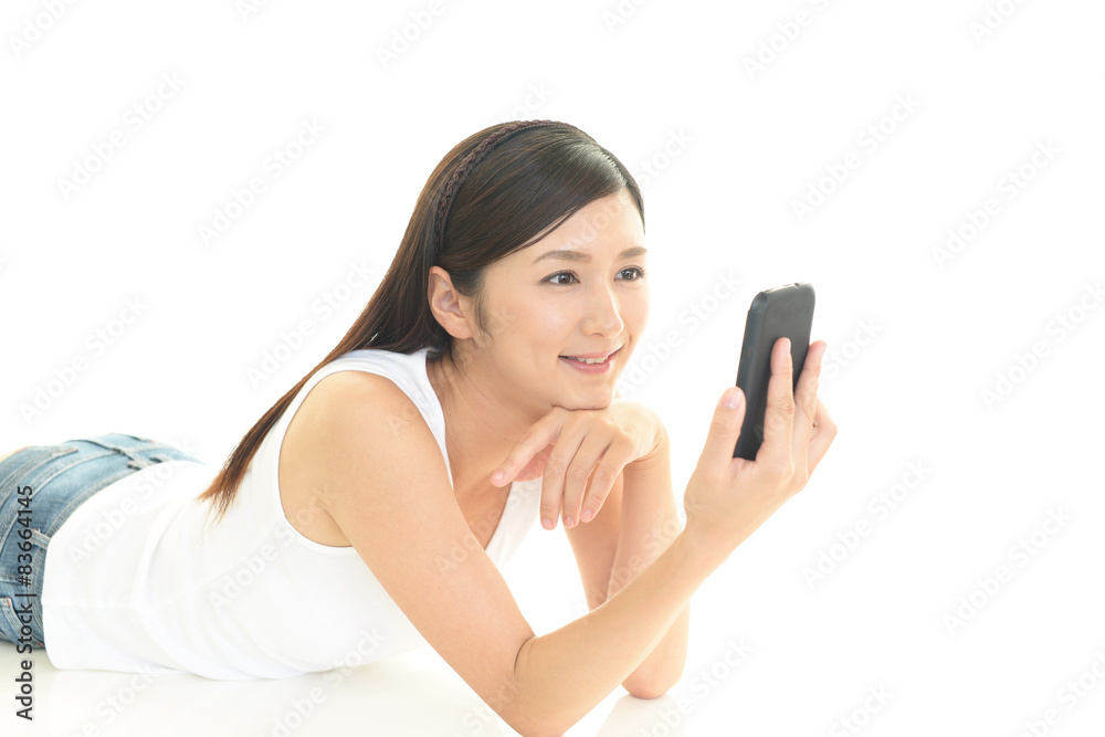 スマートフォンを持つ女性 スマートフォンを持つ女性