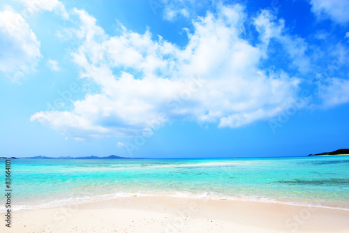 Fototapeta Naklejka Na Ścianę i Meble -  美しい沖縄のビーチと夏空 