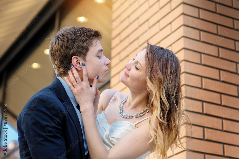 Naklejka premium happy bride and groom walking in a city