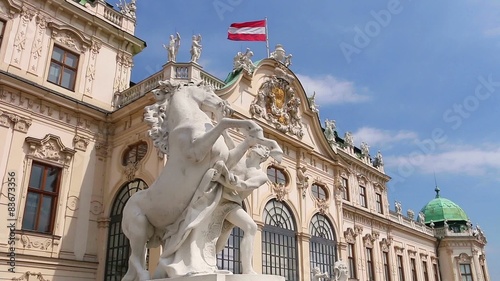Belvedere mit Fahne Österreich
