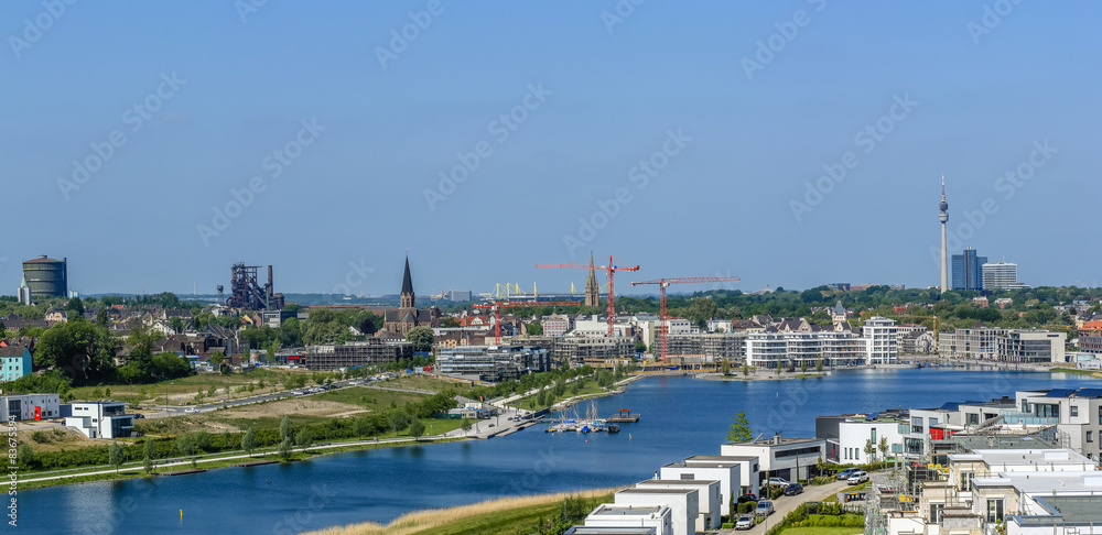 Obraz premium View over lake - Phönixsee