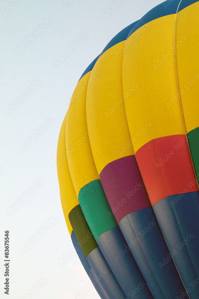 Obraz premium rainbow colored hot air balloon