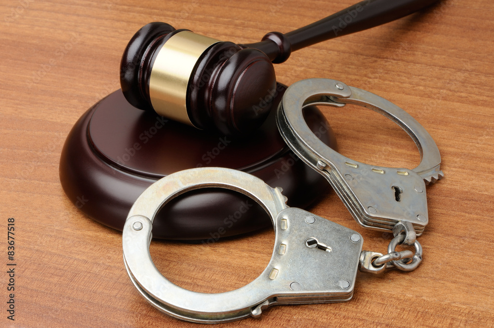 Obraz premium Gavel and handcuffs