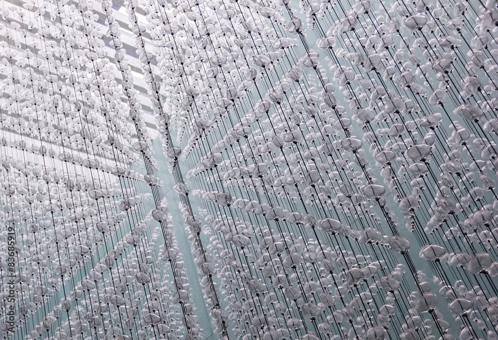 Fototapeta premium Partículas de cristal formando una cascada 