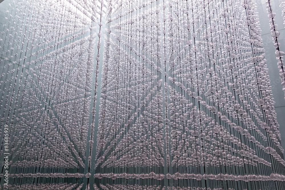 Fototapeta premium Partículas de cristal formando una cascada 