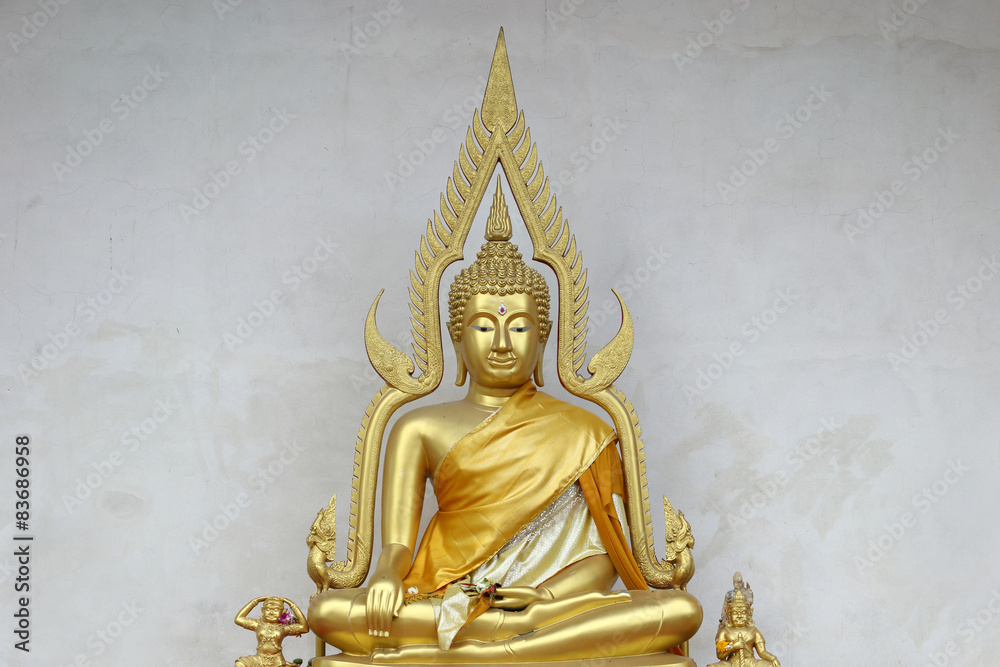 Fototapeta premium Statue of Buddha at Wat Chedi Luang in Chiangmai Thailand