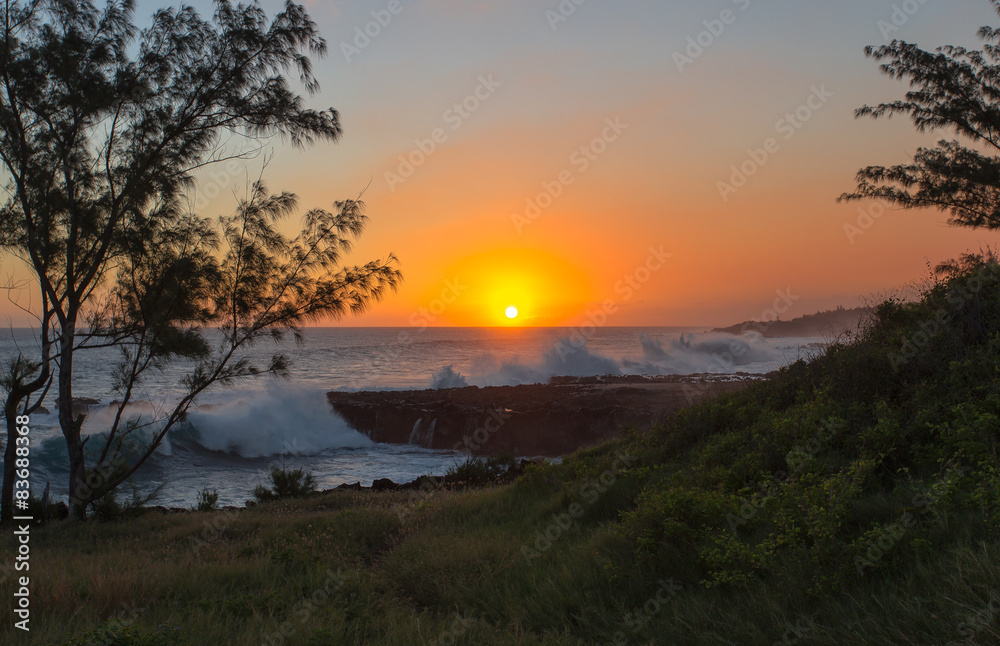 coucher de soleil sur mer démontée, île de la Réunion 