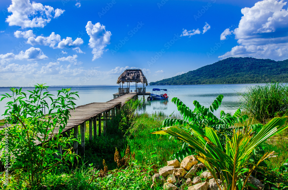 Obraz premium Beautiful pier at Lake Peten - Guatemala