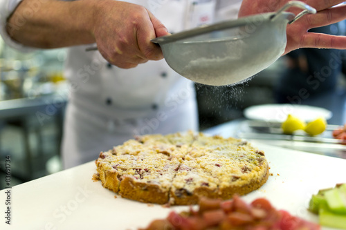 Streusel Rhababer Kuche wird mit Puderzucker bestreut. photo