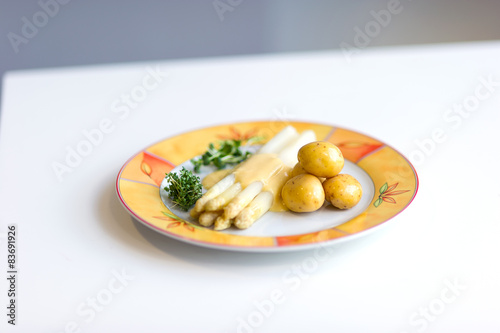Spargelteller mit Kartoffeln und Hollandaise Sauce.