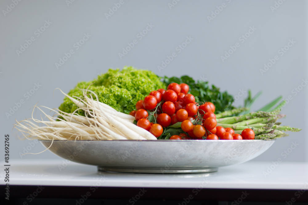 Bunter großer Gemüsekorb mit Tomaten, Salaten und Rettich. Bunter großer Gemüsekorb mit Tomaten, Salaten und Rettich.