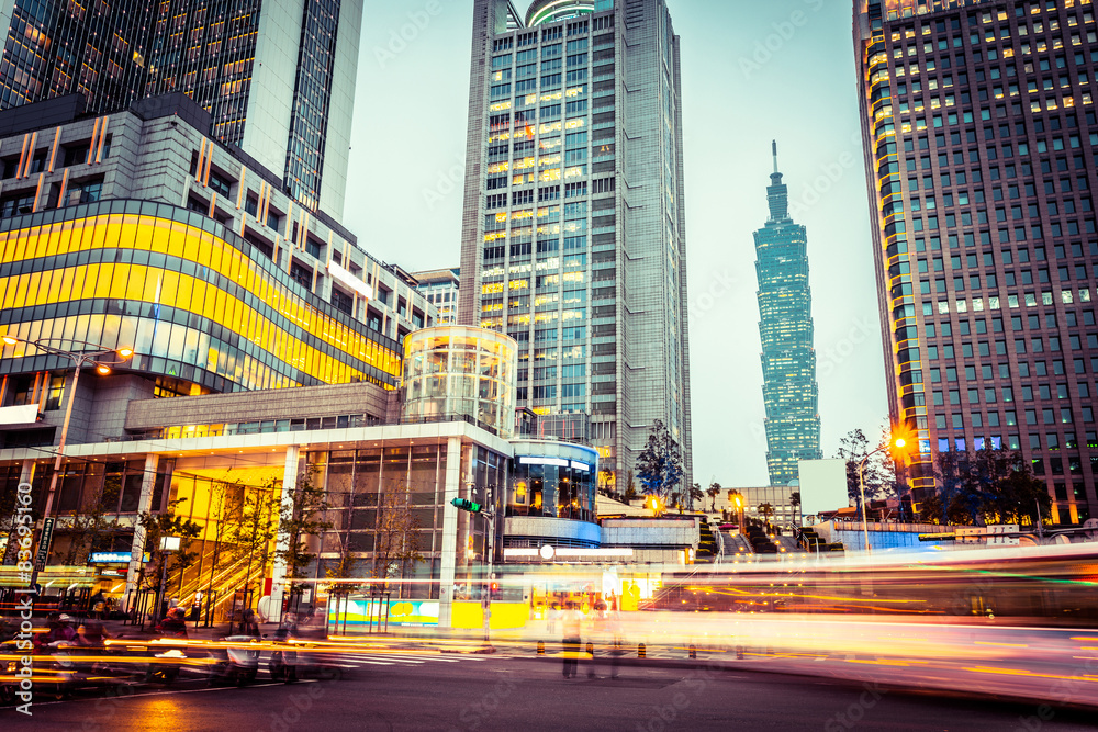 Obraz premium traffic blur motion in modern city street