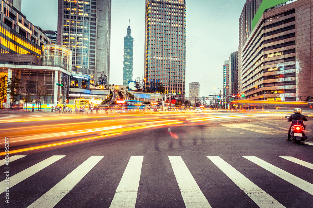 Obraz premium traffic blur motion in modern city street