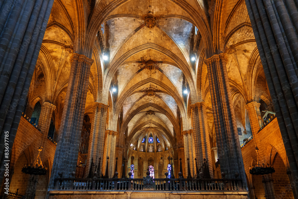 Interno di una cattedrale di stile gotico