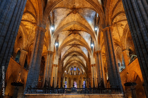 Interno di una cattedrale di stile gotico photo