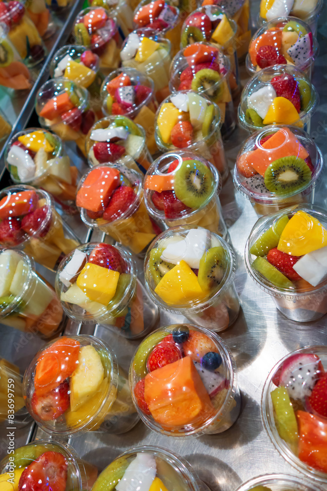 Macedonia di frutta fresca nei bicchieri confezionati Photos | Adobe Stock