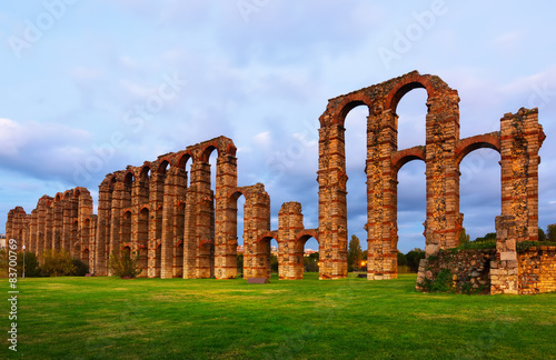 Photos twilight view of old roman aqueduct at Merida