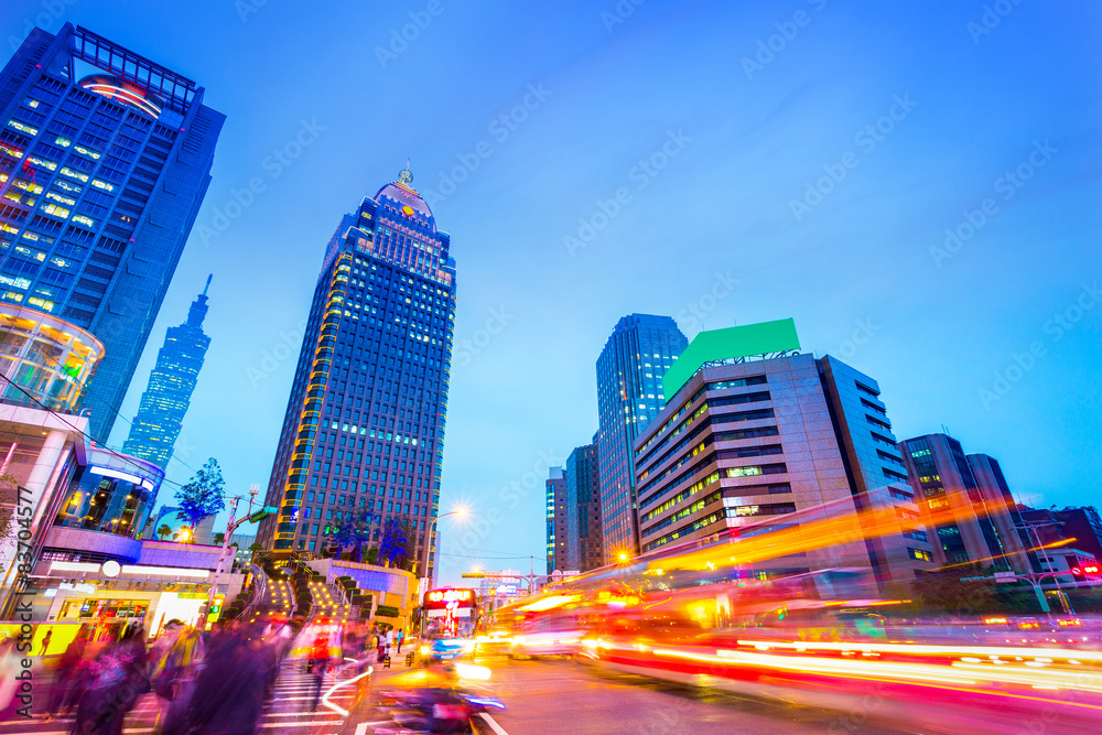 Obraz premium traffic blurred motion and office buildings