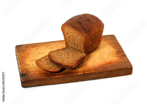 Нарезанный хлеб на деревянной доске 