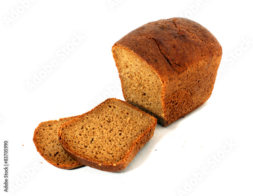 Нарезанный хлеб на белом фоне