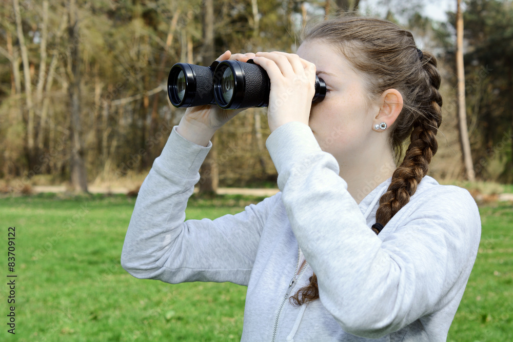 Frau mit Fernglas oder Feldstecher