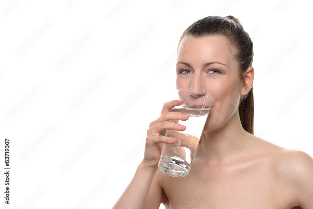 Lächelnde gesunde Frau trinkt ein Glas Wasser Lächelnde gesunde Frau trinkt ein Glas Wasser