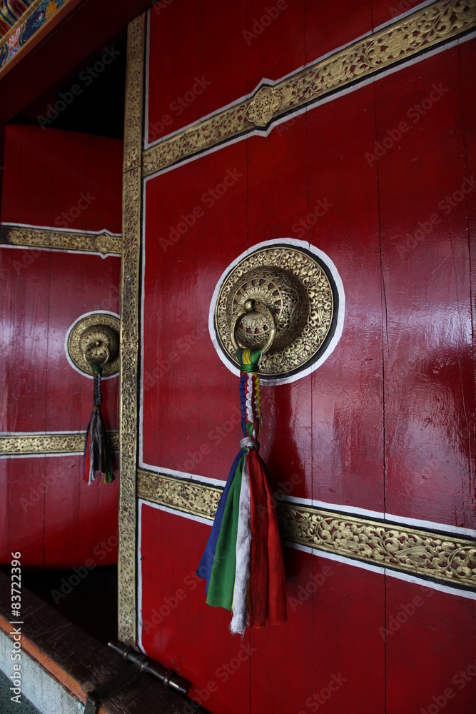 Wejście do świątyni głównej klasztoru Karmapów Rumtek w Sikkimie - obrazy, fototapety, plakaty 