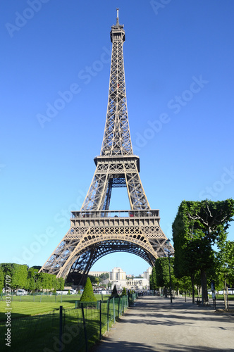 Eiffel tower in Paris © fullempty