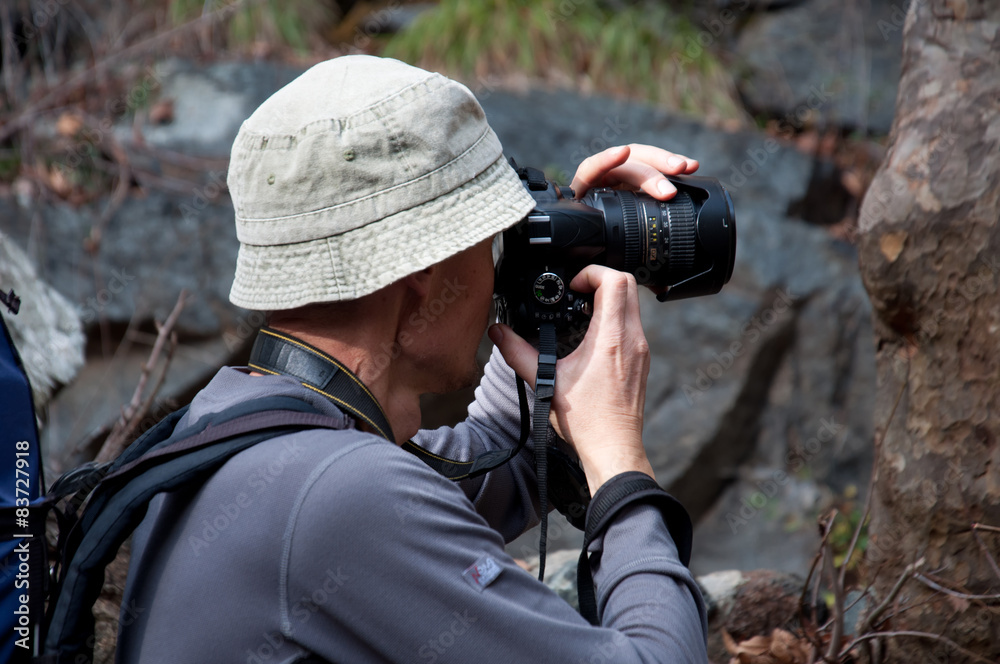 Obraz premium Photographer action in the pine forest of Cyprus