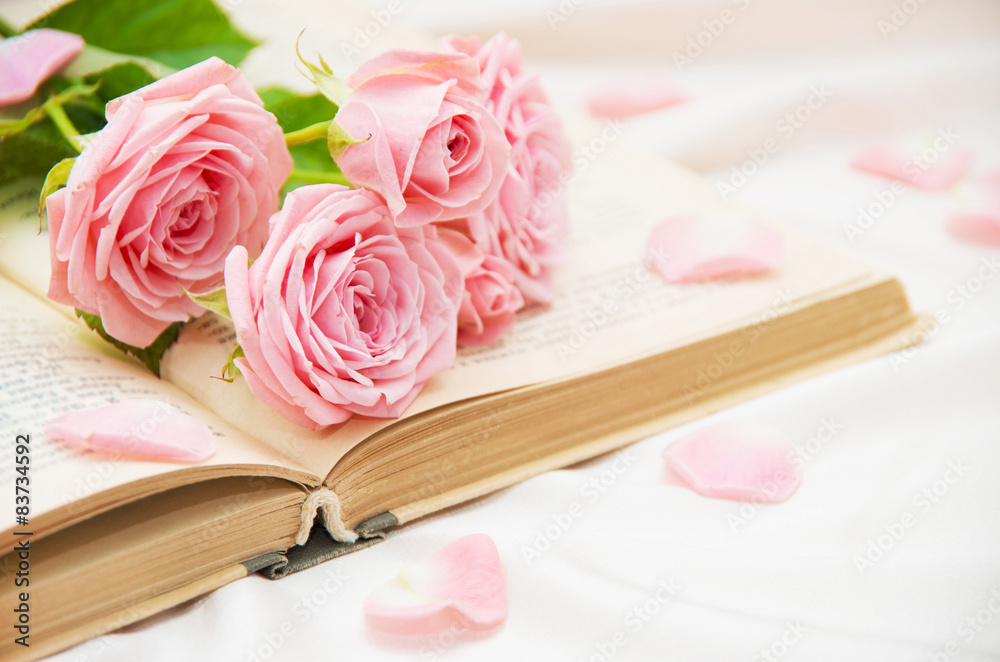 Roses and old book.  - obrazy, fototapety, plakaty 