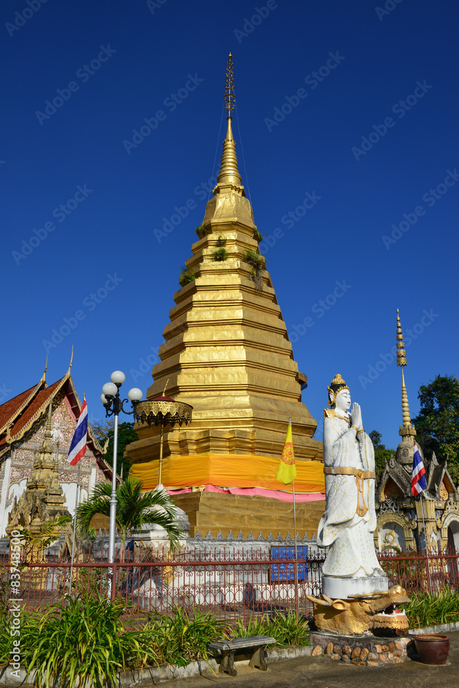 Fototapeta premium WAT PHRATHAT JOMJANG ,PHARE 