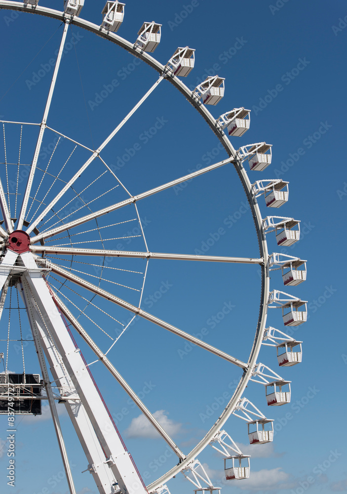 Riesenrad vor strahlendem blauem Himmel 