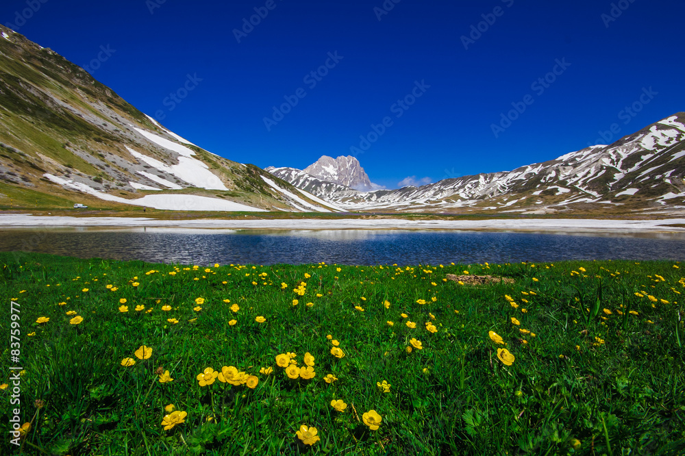 Fototapeta premium Piccolo laghetto di montagna a Campo Imperatore