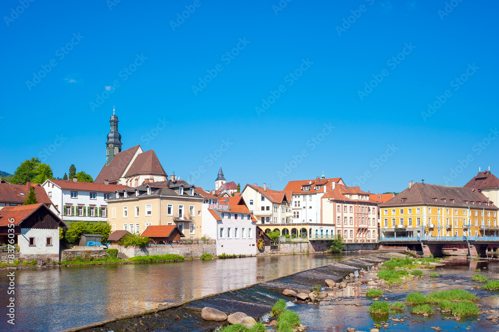 Altstadt Gernsbach mit Fluss Murg und Sankt Jakobskirche