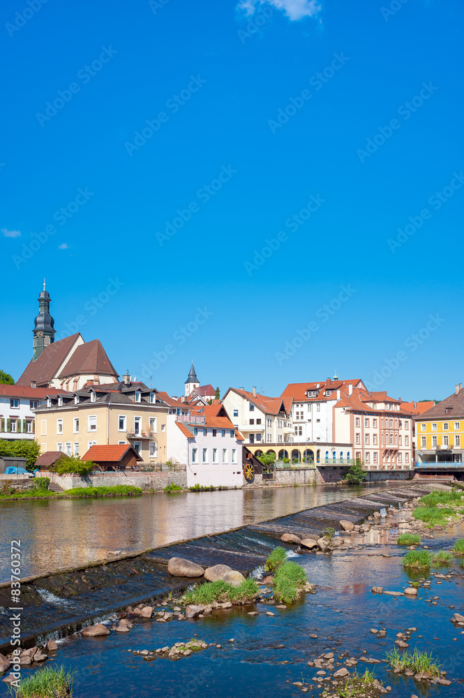 Altstadt Gernsbach mit Fluss Murg und Sankt Jakobskirche