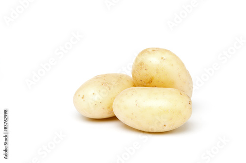 картофель на белом фоне
