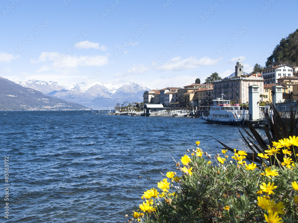 Fototapeta premium Dock of Bellagio with nineteenth-century historic homes.