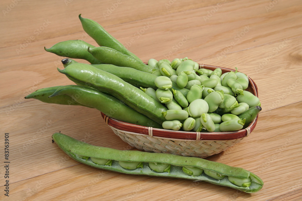 ciotola di fave fresche con baccelli ciotola di fave fresche con baccelli