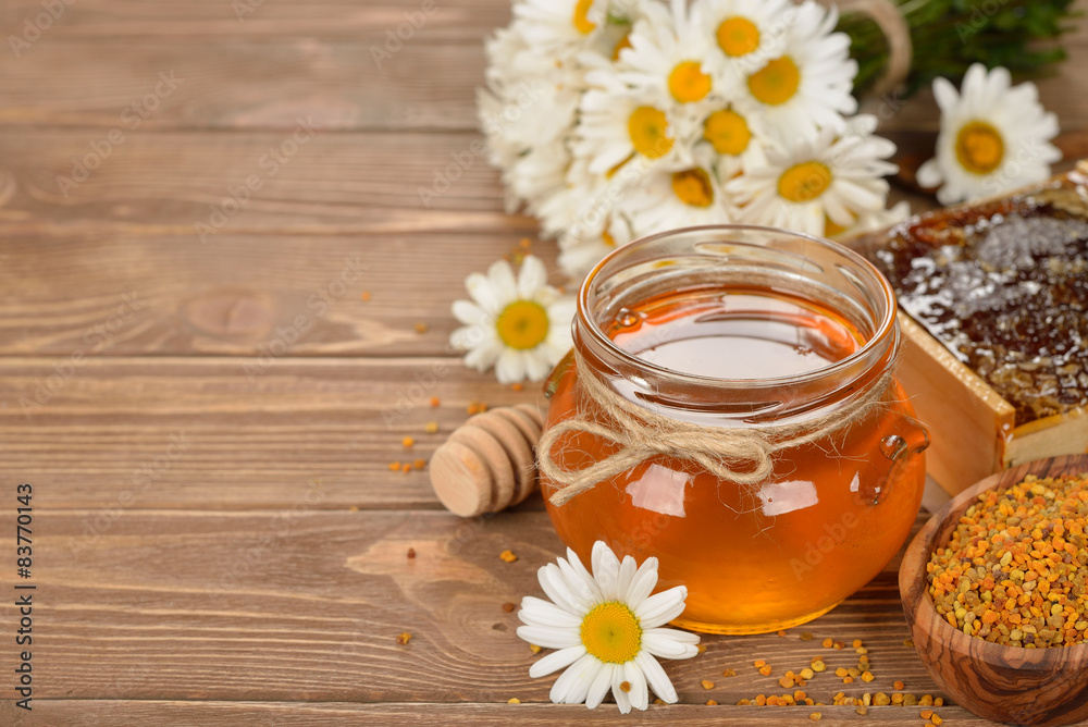 Honey, chamomile and pollen Honey, chamomile and pollen