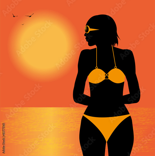silhouette di ragazza in bikini sulla spiaggia