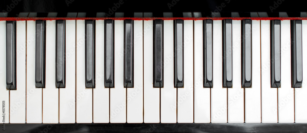 Obraz premium Część klawiszy fortepianu. Widok z góry.