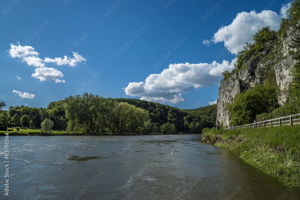 Fototapeta premium Uferpromenade in Weltenburg am Donaudurchbruch