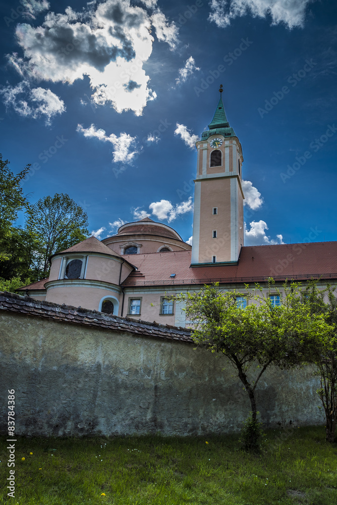 Kloster Weltenburg mit Klosterturm und Klostermauer