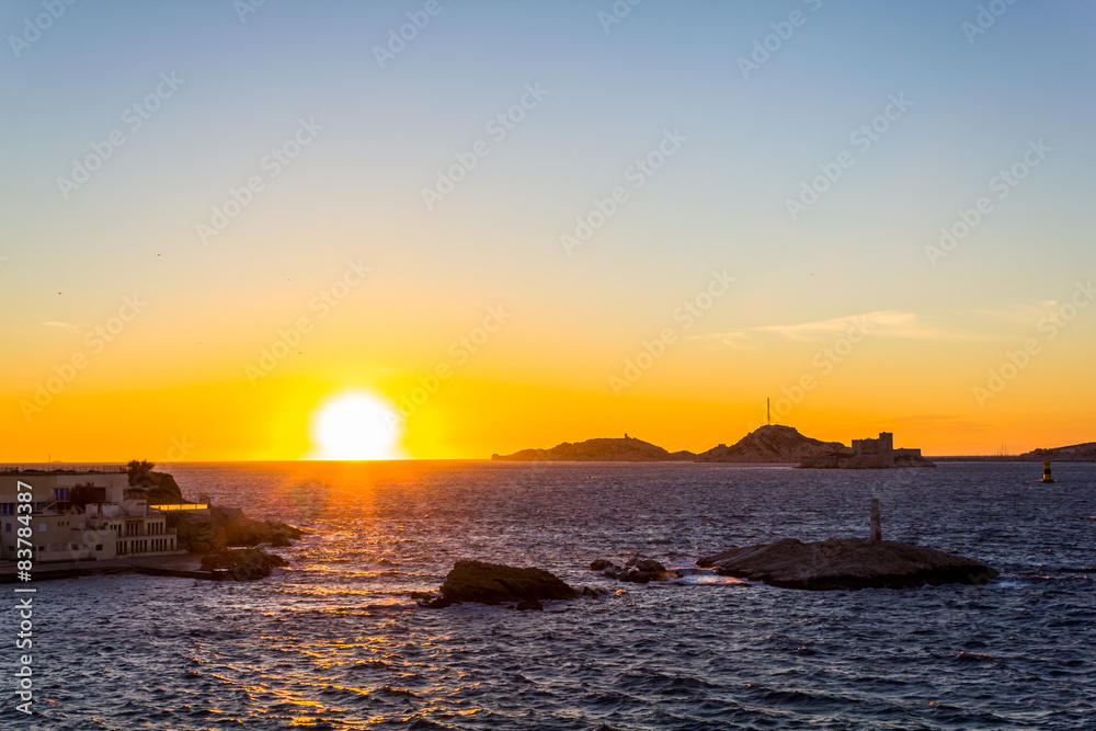 Couché de soleil sur la mer et le Château d'If  à Marseille