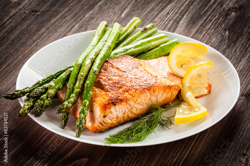 Grilled salmon and asparagus 