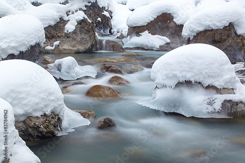 Gebirgsbach im Winter